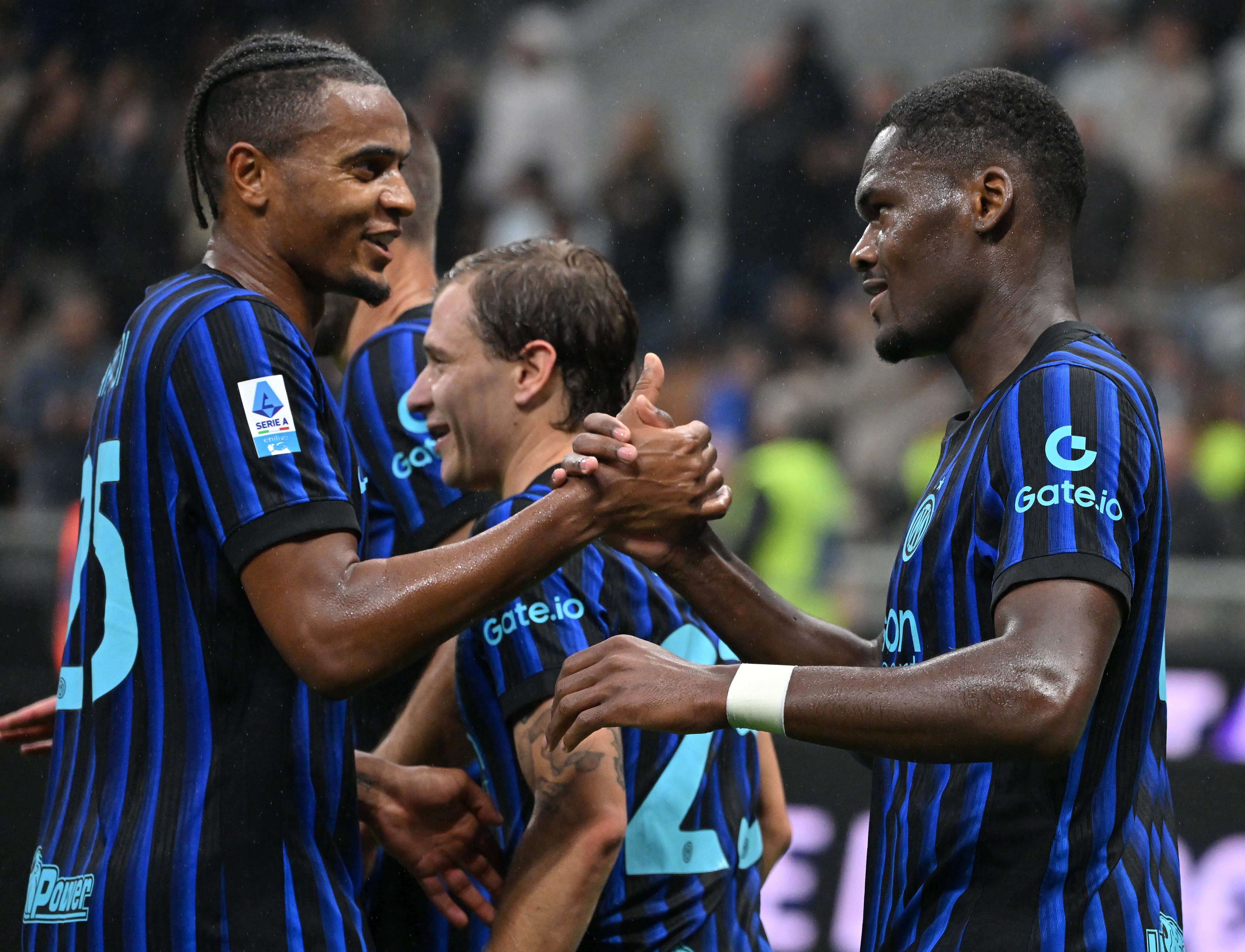 包含国际米兰训练开放日，今晚回应争议引欢呼，意甲在即，轮换策略成焦点的词条-LOL官网